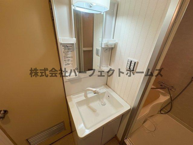 枚方日光ハイツの独立洗面台|独立洗面台、小物を置くことができて便利です