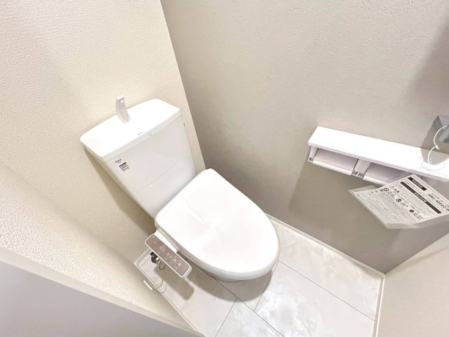 リーブルガーデン　一宮市今伊勢町第六　全4区画分譲のトイレ|超表面平滑加工とイオンパワーの「セフィオンテクト」加工で、汚れが付きにくく落ちやすい仕様で清潔です。
便器にフチがないので汚れが隠れて見えない部分がありません。お手入れがとってもラクラクです。