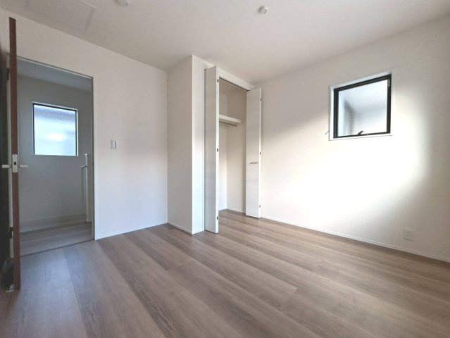 リーブルガーデン　一宮市今伊勢町第六　全4区画分譲の洋室|全居室にたっぷり収納できる大型クローゼット、居室部分の窓ガラスには間に空気層を設けたペアガラスを採用。
高い断熱性と共にガラス面の結露対策にも効果を発揮します。