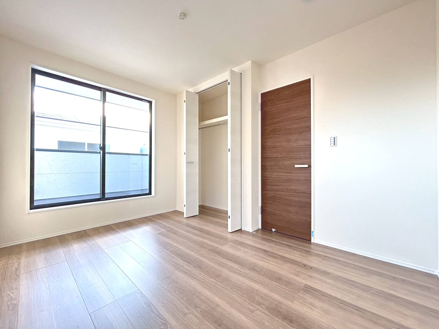 リーブルガーデン　一宮市今伊勢町第六　全4区画分譲の洋室|全居室にたっぷり収納できる大型クローゼット、居室部分の窓ガラスには間に空気層を設けたペアガラスを採用。
高い断熱性と共にガラス面の結露対策にも効果を発揮します。