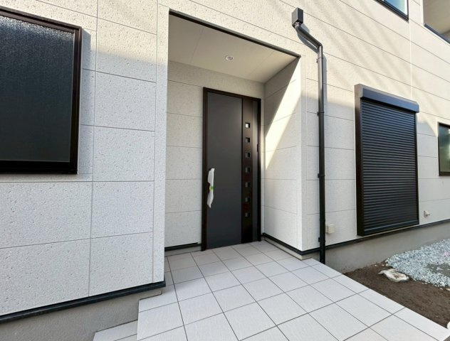 リーブルガーデン　一宮市今伊勢町第六　全4区画分譲の玄関|【ピッキング防止機能付き玄関ドア錠】玄関ドアの鍵は上下に２つあり、内側の下段は脱着サムターンキー。
鍵を不正に開錠されても、もう１つの鍵でピッキングを防ぎます。防犯性の高い仕様になっています。