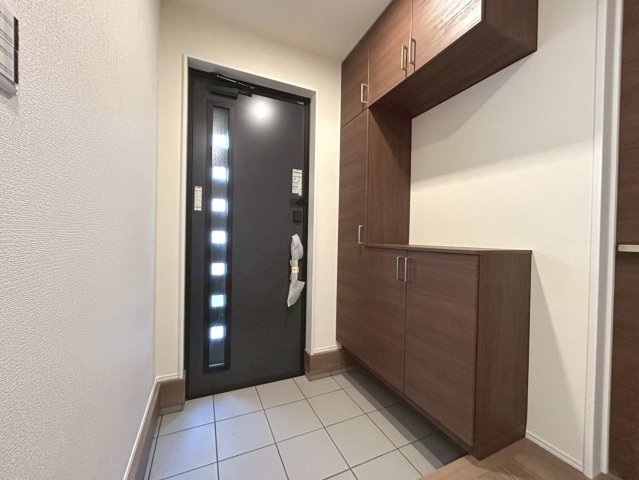 リーブルガーデン　一宮市今伊勢町第六　全4区画分譲の玄関|大容量のシューズ収納付きで玄関周りもすっきり！玄関ドアからの光が玄関ホールを明るくしてくれます。