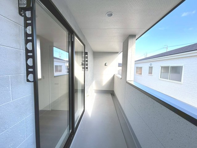 リーブルガーデン　一宮市今伊勢町第六　全4区画分譲のバルコニー|バルコニーは南向きで洗濯物もよく乾きます！強度と表面積硬度を持つFPRで防水しています。