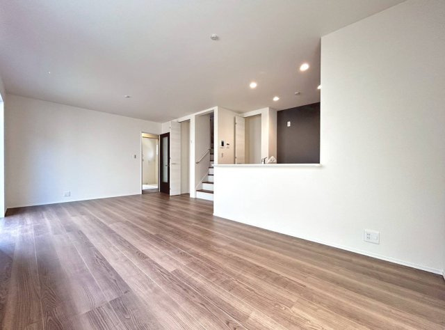 リーブルガーデン　一宮市今伊勢町第六　全4区画分譲の居間・リビング|明るい日差しをふんだんに取り込んだリビングダイニングは家族の笑顔につつまれた素敵な空間になります。
一建設の家は精度が高く丈夫な工法を採用し、「住宅トップランナー基準」に対応しています。