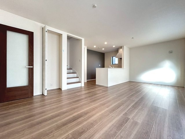 リーブルガーデン　一宮市今伊勢町第六　全4区画分譲の居間・リビング|明るい日差しをふんだんに取り込んだリビングダイニングは家族の笑顔につつまれた素敵な空間になります。
一建設の家は精度が高く丈夫な工法を採用し、「住宅トップランナー基準」に対応しています。