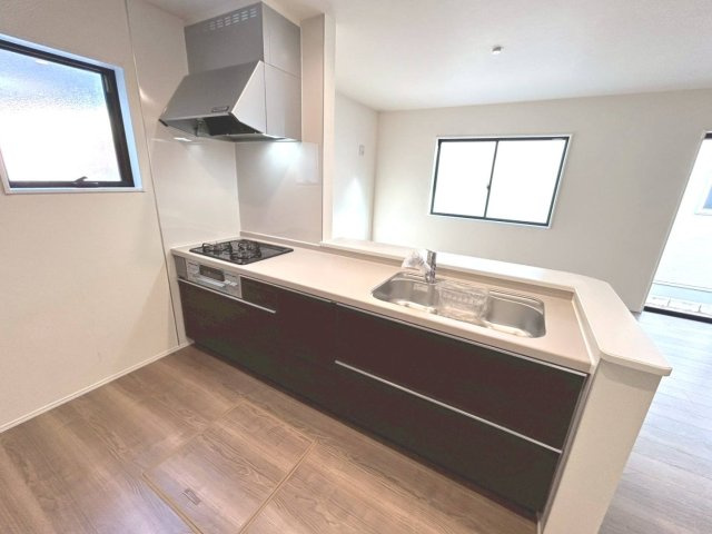 リーブルガーデン　一宮市今伊勢町第六　全4区画分譲のキッチン|機能的で手入れがしやすいシステムキッチンでお掃除も楽々。蛇口は浄水器内蔵型で節湯CI対応水栓です。　
人造大理石カウンターやキッチンパネルなど明るくきれいにお使いいただけます。