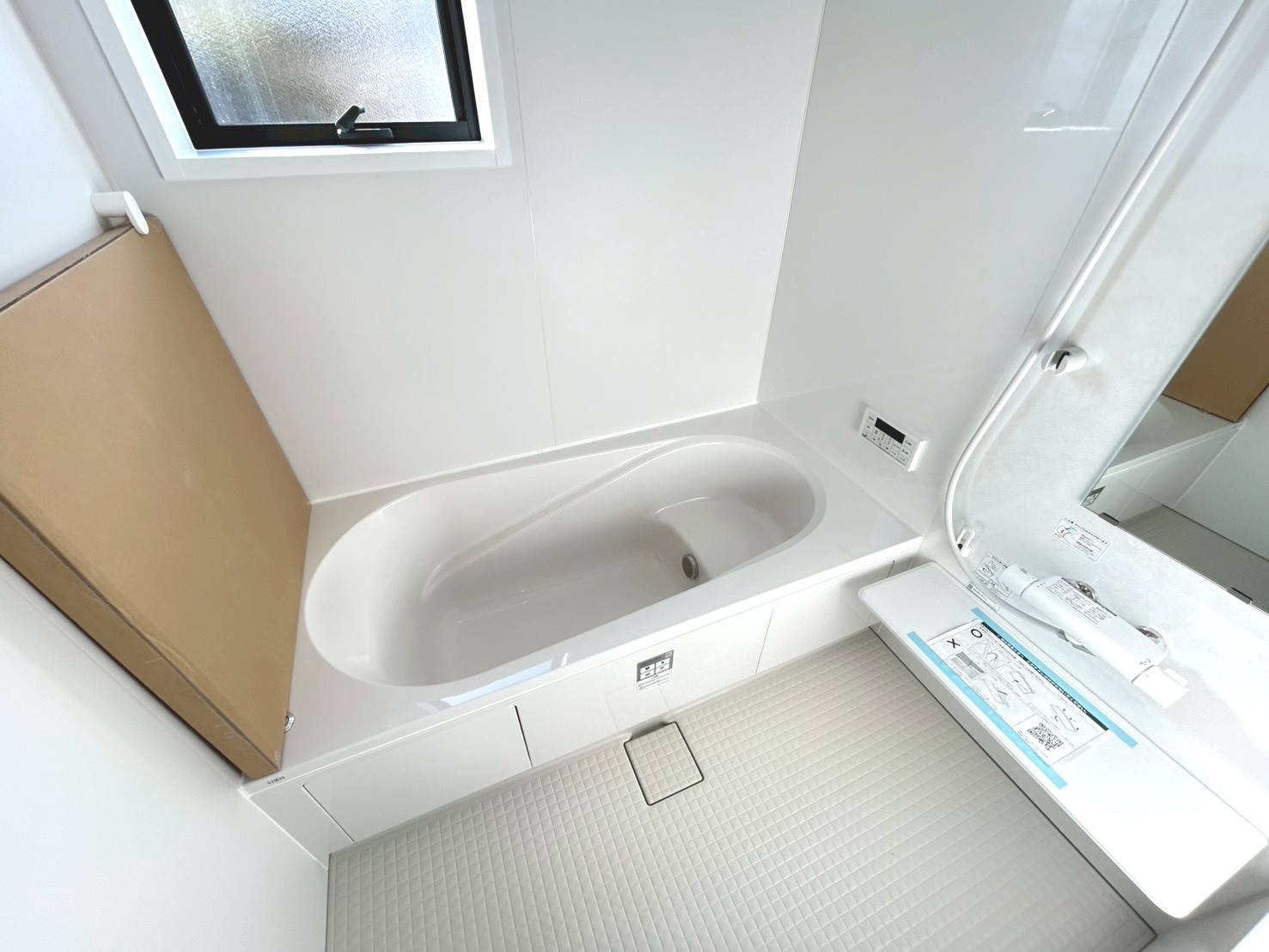 リーブルガーデン　一宮市今伊勢町第六　全4区画分譲の浴室|明るく清潔感がある浴室。浴槽は環境にやさしい節水タイプ。浴槽内ステップで半身浴、親子入浴も安心です。
洗い場の床は乾きやすく滑りにくい快適仕様、水はけが良くカビの発生を軽減できます。
