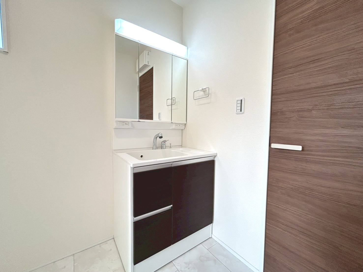 リーブルガーデン　一宮市今伊勢町第六　全4区画分譲の独立洗面台|洗面化粧台 幅 750mm、軽く割れにくい洗面ボールと場所をとらないコンパクト設計の本体キャビネットです。
ミラー扉の内側は全て収納スペースです。リフトアップシャワーを採用し両手が自由に使えます