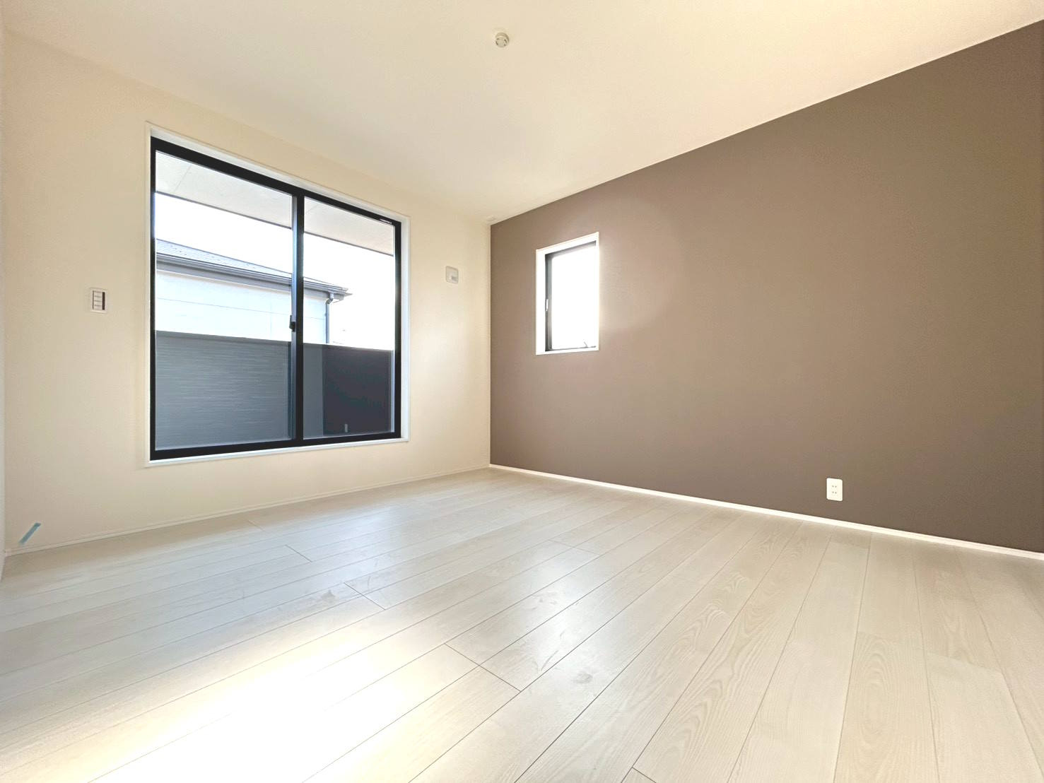 リーブルガーデン　一宮市今伊勢町本神戸第６　全４区画分譲の独立洗面台|洗面化粧台 幅 750mm、軽く割れにくい洗面ボールと場所をとらないコンパクト設計の本体キャビネットです。
ミラー扉の内側は全て収納スペースです。リフトアップシャワーを採用し両手が自由に使えます