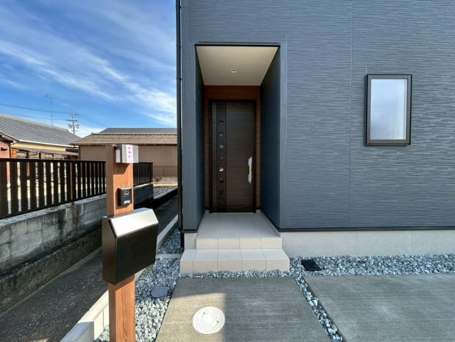 リーブルガーデン　一宮市今伊勢町本神戸第６　全４区画分譲の洋室|全居室にたっぷり収納できる大型クローゼット、居室部分の窓ガラスには間に空気層を設けたペアガラスを採用。
高い断熱性と共にガラス面の結露対策にも効果を発揮します。