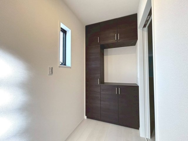 リーブルガーデン　一宮市今伊勢町本神戸第６　全４区画分譲の玄関|【ピッキング防止機能付き玄関ドア錠】玄関ドアの鍵は上下に２つあり、内側の下段は脱着サムターンキー。
鍵を不正に開錠されても、もう１つの鍵でピッキングを防ぎます。防犯性の高い仕様になっています。