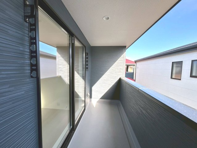 リーブルガーデン　一宮市今伊勢町本神戸第６　全４区画分譲の玄関|大容量のシューズ収納付きで玄関周りもすっきり！玄関ドアからの光が玄関ホールを明るくしてくれます。