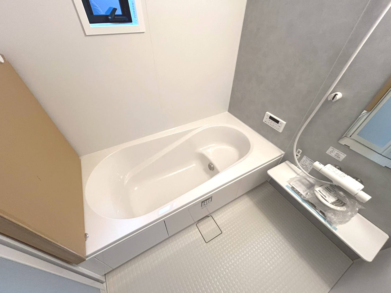 リーブルガーデン　一宮市今伊勢町本神戸第６　全４区画分譲の居間・リビング|明るい日差しをふんだんに取り込んだリビングダイニングは家族の笑顔につつまれた素敵な空間になります。
一建設の家は精度が高く丈夫な工法を採用し、「住宅トップランナー基準」に対応しています。