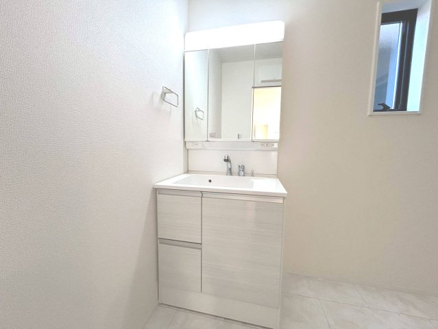 リーブルガーデン　一宮市今伊勢町本神戸第６　全４区画分譲のキッチン|機能的で手入れがしやすいシステムキッチンでお掃除も楽々。蛇口は浄水器内蔵型で節湯CI対応水栓です。　
人造大理石カウンターやキッチンパネルなど明るくきれいにお使いいただけます。