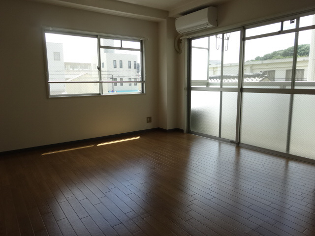 メゾン嵐山の居間・リビング