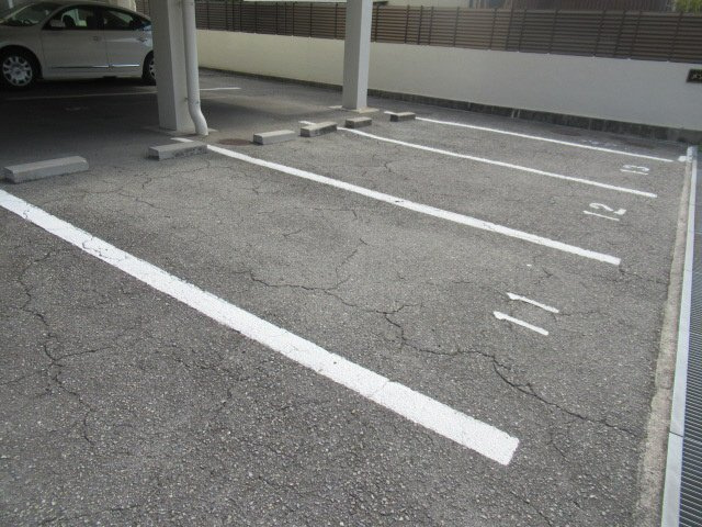 メゾン嵐山の駐車場