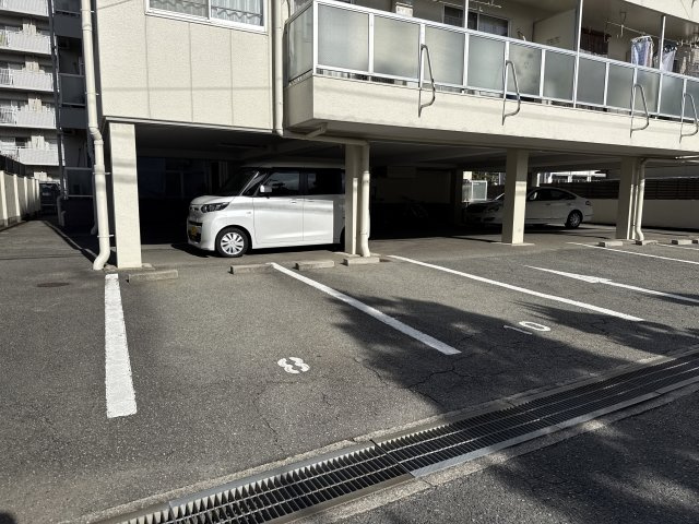 メゾン嵐山の駐車場