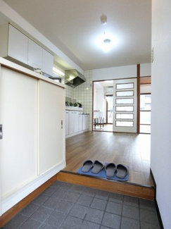 【展望】 | ※参考写真※玄関から室内への景観です！右手にはトイレやバスルームなどの水回り設備、正面にはダイニングキッチンがあります♪
