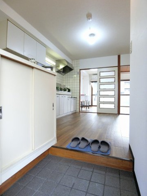 【展望】 | ブライトハイム | ※参考写真※玄関から室内への景観です！右手にはトイレやバスルームなどの水回り設備、正面にはダイニングキッチンがあります♪