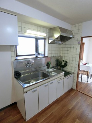 【キッチン】 | ブライトハイム | ※参考写真※換気のできる窓のあるキッチンはガスコンロ設置可能☆場所を取るお鍋やお皿もすっきり収納できます♪