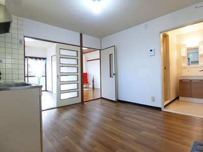 【居間・リビング】 | ブライトハイム | ※参考写真※ダイニングキッチン8帖☆椅子とテーブルを囲んで家族団欒の時間を過ごせます♪