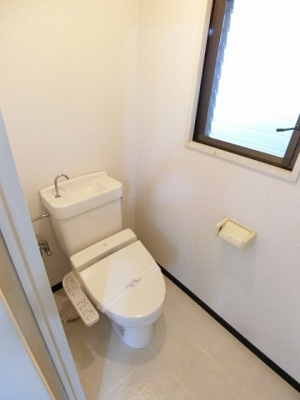 【トイレ】 | ブライトハイム | ※参考写真※人気のバストイレ別です♪トイレが独立していると使いやすいですよね☆窓のあるトイレで換気もOK☆嫌なニオイがこもりません♪