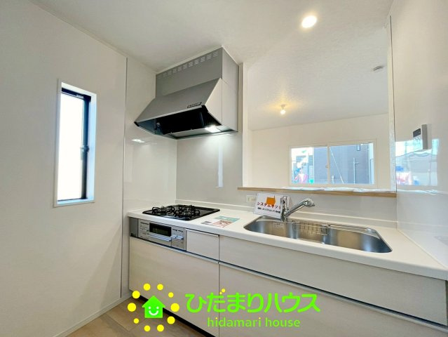 宮代町百間第８　新築一戸建て　05　クレイドルガーデンのキッチン|白を基調としたキッチンは明るい印象です。
