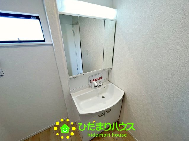 宮代町百間第８　新築一戸建て　05　クレイドルガーデンの独立洗面台|収納たっぷり明るい3面鏡タイプの独立洗面台。