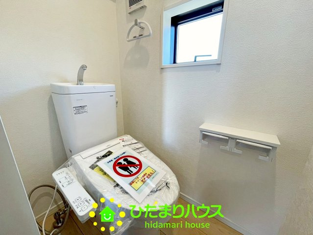 宮代町百間第８　新築一戸建て　05　クレイドルガーデンのトイレ|トイレ空間も明るく快適です。