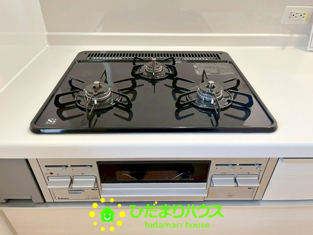 宮代町百間第８　新築一戸建て　05　クレイドルガーデンの設備|3口ガスコンロでお料理も捗りますね。