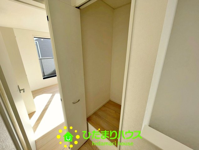 宮代町百間第８　新築一戸建て　05　クレイドルガーデンの収納|共用部の収納も豊富なのでお掃除道具も確り仕舞えます。