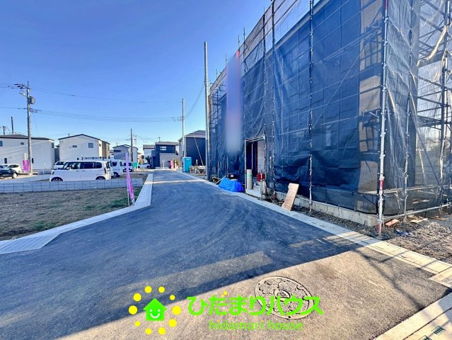 宮代町百間第８　新築一戸建て　05　クレイドルガーデンの前面道路含む現地写真|2025/10/27　撮影