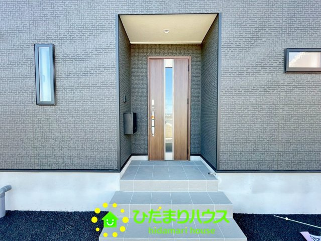 宮代町百間第８　新築一戸建て　05　クレイドルガーデンの玄関|宅配BOX完備の玄関は落ち着いた雰囲気です。
