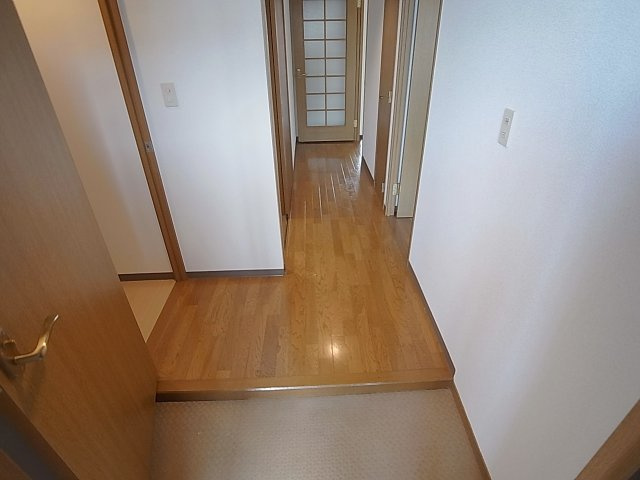 ガーデンコート楠ケ丘の玄関|ゆったりした玄関スペース