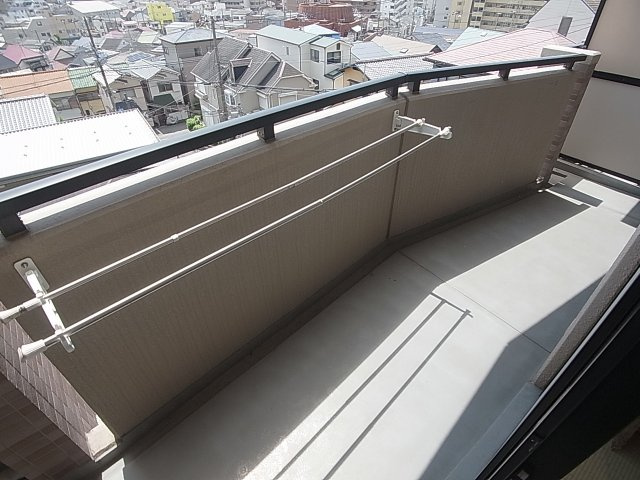 ガーデンコート楠ケ丘のバルコニー|日当たり良好のバルコニーで洗濯物も良く乾きます