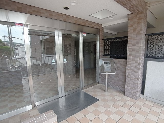 ガーデンコート楠ケ丘のエントランス|エントランスはオートロックシステムを採用