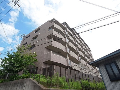 【外観】 | ガーデンコート楠ケ丘 | タイル張りの綺麗な外観