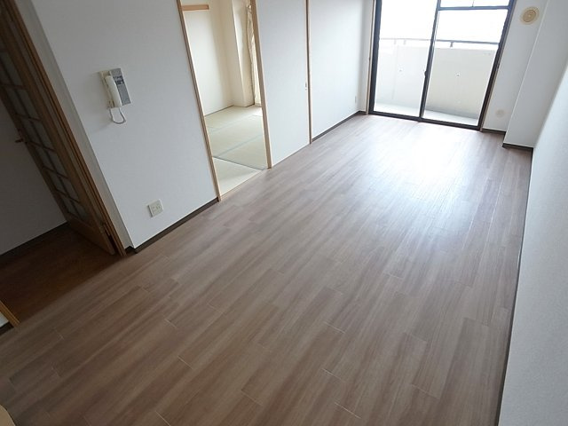 ガーデンコート楠ケ丘の居間・リビング|広々10.9帖有るリビングスペース