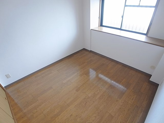 ガーデンコート楠ケ丘の内装|洋室5.4帖のお部屋、綺麗なフローリングです