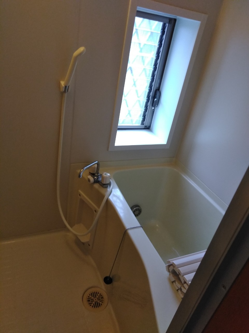 コーポ日の里壱番館の浴室|コンパクトで使いやすいお風呂です