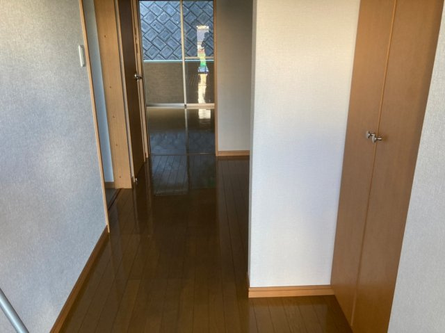 コーポ日の里壱番館の内装|明るい色調の室内です