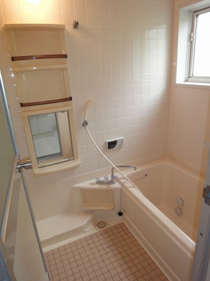 【浴室】 | Ajour Pal D/アジュールパル【SHM】 | 家族の入浴時間がずれても温められる追い焚き機能付きのバスルーム☆小窓があるので湿気がこもりにくくて良いですね☆