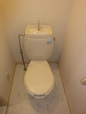 【トイレ】 | Ajour Pal D/アジュールパル【SHM】 | 人気のバストイレ別です♪横にはタオルを掛けられるハンガーもあります♪1階・2階両方にトイレがあるのがうれしいですよね♪