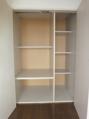 【収納】 | Ajour Pal D/アジュールパル【SHM】 | 洋室6.1帖のお部屋にあるクローゼットです☆お洋服もしわにならず、キレイに収納できます☆クローゼットが3ヶ所あるのが便利ですよね！