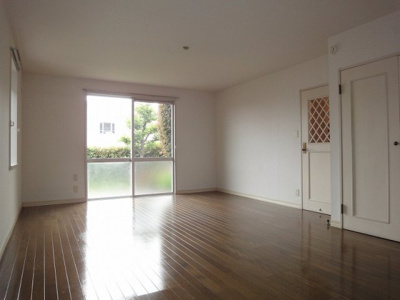 【居間・リビング】 | Ajour Pal D/アジュールパル【SHM】 | 1階・お庭に繋がる南西向き角部屋三面採光17.4帖のリビングダイニングキッチンです♪家具などを置いても余裕のある広さ！