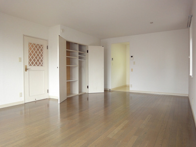 【居間・リビング】 | Ajour Pal D/アジュールパル【SHM】 | 1階・17.4帖リビングダイニングキッチン、窓側からの眺めです☆広々したリビングダイニングキッチンで家族団欒の時間もゆったり過ごせそう！