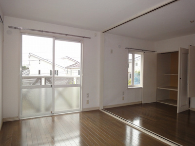 【洋室】 | Ajour Pal D/アジュールパル【SHM】 | 2階・バルコニーに繋がる南西向き角部屋二面採光洋室6.1帖のお部屋です！壁にはピクチャーレールがあり、絵や写真が飾れます☆ハンガー掛けとしても便利！