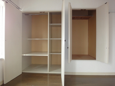 【寝室】 | Ajour Pal D/アジュールパル【SHM】 | 2階・クローゼットのある南西向き洋室6.1帖のお部屋です☆お洋服の多い方もお部屋が片付いて快適に過ごせますね♪