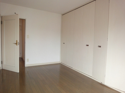 【洋室】 | Ajour Pal D/アジュールパル【SHM】 | 2階・バルコニーに繋がる南西向き洋室6.1帖のお部屋です☆クローゼット2ヶ所完備でお荷物の多い方も安心の収納力です！