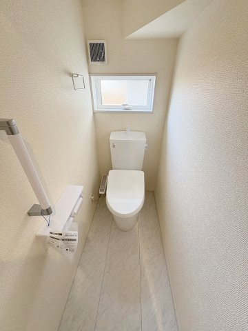 八潮市木曽根　新築戸建　全1棟のトイレ|同施工会社の参考写真になります。